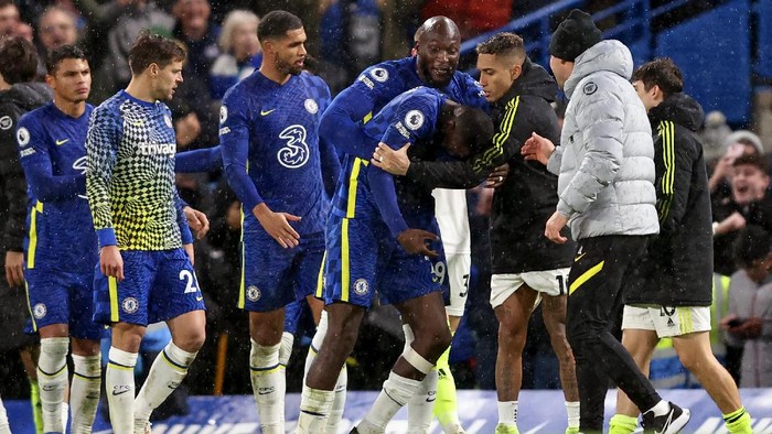 LONDON, ENGLAND - DECEMBER 11:  Antonio Rudiger of Chelsea is restrained by Romelu Lukaku and Raphina of Leeds United after clashing with the Leeds players after the match during the Premier League match between Chelsea and Leeds United at Stamford Bridge on December 11, 2021 in London, England. (Photo by Marc Atkins/Getty Images)