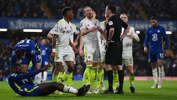 LONDON, ENGLAND - DECEMBER 11: Luke Ayling of Leeds United reacts towards Match Referee, Chris Kavanagh as he awards a penalty to Chelsea during the Premier League match between Chelsea and Leeds United at Stamford Bridge on December 11, 2021 in London, England. (Photo by Mike Hewitt/Getty Images)