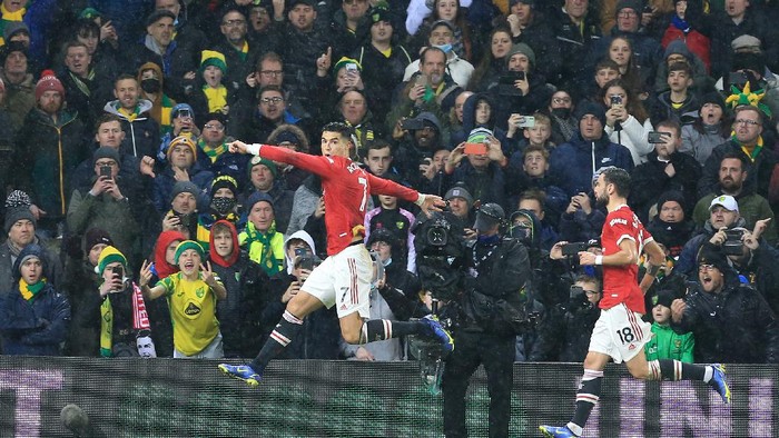 NORWICH, ENGLAND - DECEMBER 11: Cristiano Ronaldo of Manchester United celebrates after scoring their sides first goal during the Premier League match between Norwich City and Manchester United at Carrow Road on December 11, 2021 in Norwich, England. (Photo by Stephen Pond/Getty Images)