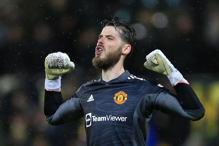 NORWICH, ENGLAND - DECEMBER 11: David De Gea of Manchester United celebrates victory during the Premier League match between Norwich City and Manchester United at Carrow Road on December 11, 2021 in Norwich, England. (Photo by Stephen Pond/Getty Images)
