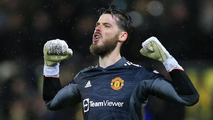 NORWICH, ENGLAND - DECEMBER 11: David De Gea of Manchester United celebrates victory during the Premier League match between Norwich City and Manchester United at Carrow Road on December 11, 2021 in Norwich, England. (Photo by Stephen Pond/Getty Images)