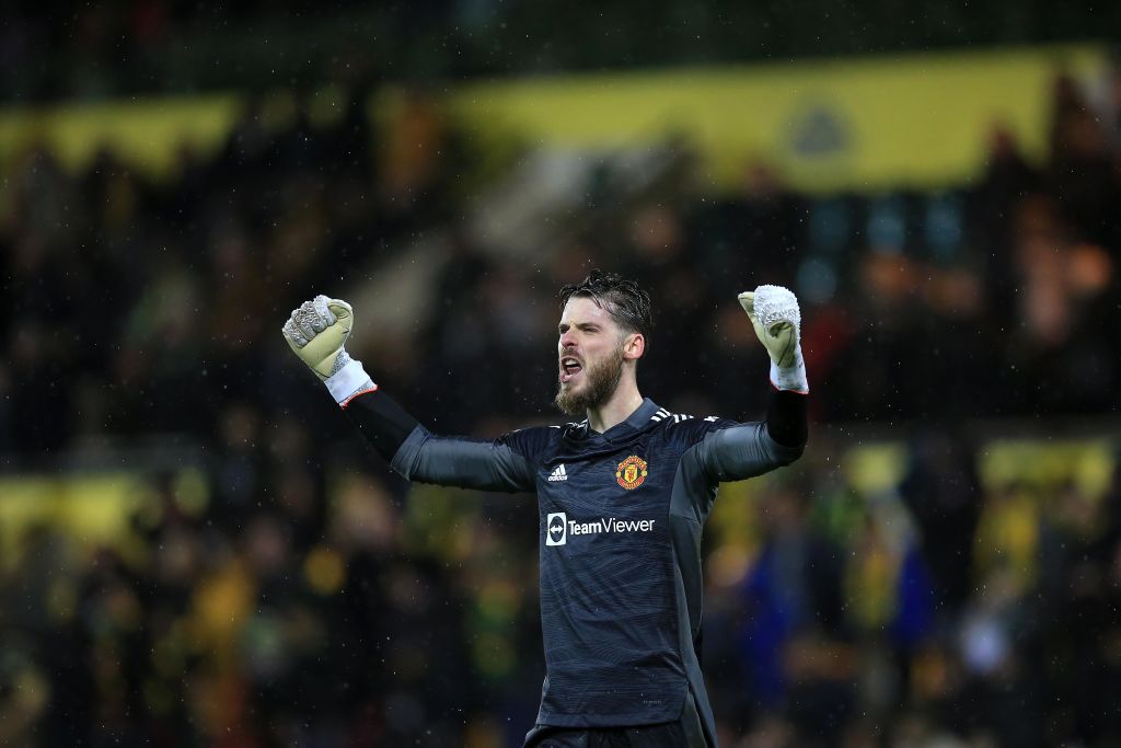 NORWICH, ENGLAND - DECEMBER 11: David De Gea of Manchester United celebrates victory during the Premier League match between Norwich City and Manchester United at Carrow Road on December 11, 2021 in Norwich, England. (Photo by Stephen Pond/Getty Images)