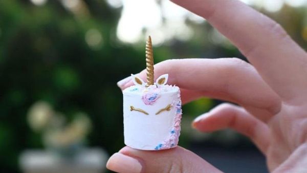 Imut Banget! 10 Kue-kue Cantik Ini Hanya Sebesar Jari Tangan