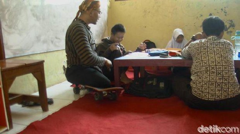 Menengok Perjuangan Guru Disabilitas, Bantu Berikan Skateboard Khusus Yuk!