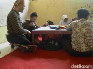 Menengok Perjuangan Guru Disabilitas, Bantu Berikan Skateboard Khusus Yuk!