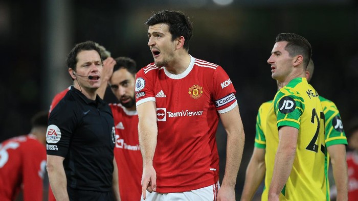 NORWICH, ENGLAND - DECEMBER 11: Harry Maguire of Manchester United reacts during the Premier League match between Norwich City and Manchester United at Carrow Road on December 11, 2021 in Norwich, England. (Photo by Stephen Pond/Getty Images)