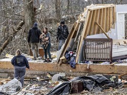 Usai Diterjang Tornado, Warga Kentucky Mulai Bersih-bersih