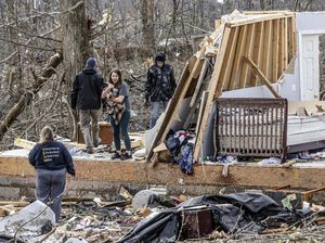 Usai Diterjang Tornado, Warga Kentucky Mulai Bersih-bersih Usai Diterjang Tornado, Warga Kentucky Mulai Bersih-bersih