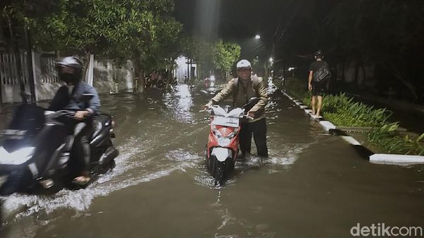 Hujan Lebat Guyur Surabaya, Jalan Ketintang Madya Terendam Banjir