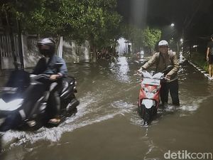 Hujan Lebat Guyur Surabaya, Jalan Ketintang Madya Terendam Banjir
