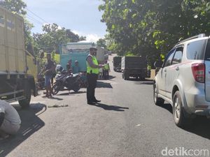 Truk Tabrak Kendaraan Mogok di Lamongan, Satu Orang Tewas