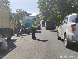 Truk Tabrak Kendaraan Mogok di Lamongan, Satu Orang Tewas