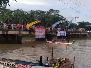 Korban Terakhir Kecelakaan Lomba Perahu Dayung Naga di Cilacap Ditemukan Korban Terakhir Kecelakaan Lomba Perahu Dayung Naga di Cilacap Ditemukan