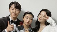 Adu Gaya 8 Artis Korea di MAMA 2021, Tiffany Young Pakai Baju Transparan