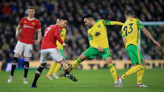 NORWICH, ENGLAND - DECEMBER 11: Lukas Rupp of Norwich City battles for possession with Cristiano Ronaldo of Manchester United during the Premier League match between Norwich City and Manchester United at Carrow Road on December 11, 2021 in Norwich, England. (Photo by Stephen Pond/Getty Images)