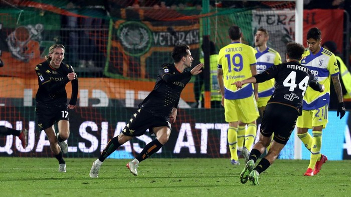 VENICE, ITALY - DECEMBER 11: Mattia Aramu of Venezia celebrates the equalizing goal during the Serie A match between Venezia FC and Juventus at Stadio Pier Luigi Penzo on December 11, 2021 in Venice, Italy. (Photo by Maurizio Lagana/Getty Images)