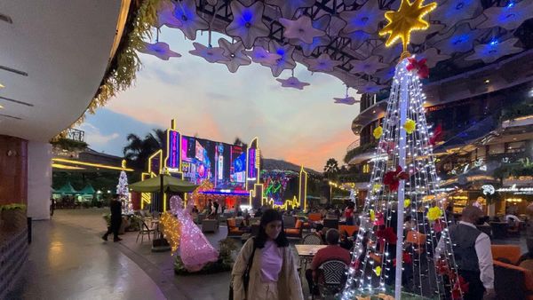 Mal Mulai Berhias Pernak-pernik Natal