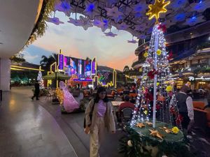 Mal Mulai Berhias Pernak-pernik Natal