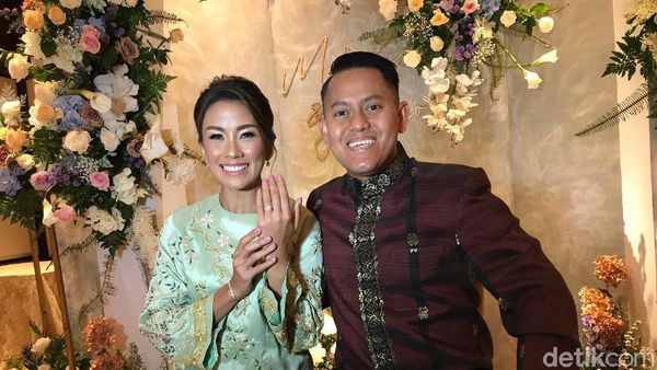 7 Potret Bahagia Melanie Putria Dilamar Dokter