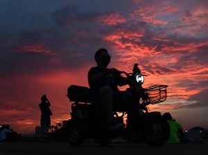 Menyaksikan Matahari Tenggelam di Pantai Maju Jakarta