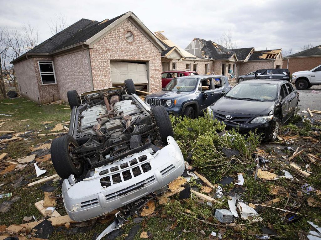 Deretan Mobil Rusak Jadi Saksi Keganasan Tornado di Kentucky Deretan Mobil Rusak Jadi Saksi Keganasan Tornado di Kentucky