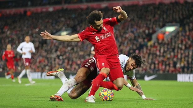 LIVERPOOL, ENGLAND - DECEMBER 11: Mohamed Salah of Liverpool is fouled by Tyrone Mings of Aston Villa leading to a penalty being awarded during the Premier League match between Liverpool and Aston Villa at Anfield on December 11, 2021 in Liverpool, England. (Photo by Clive Brunskill/Getty Images)