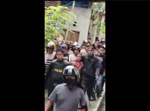 Momen Susah Payah Polisi Amankan Pria yang Bacok 4 Warga di Sulbar