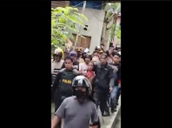 Momen Susah Payah Polisi Amankan Pria yang Bacok 4 Warga di Sulbar