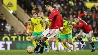 Cristiano Ronaldo mengambil sendiri tendangan 12 pas. (Foto: Getty Images/Alex Pantling)