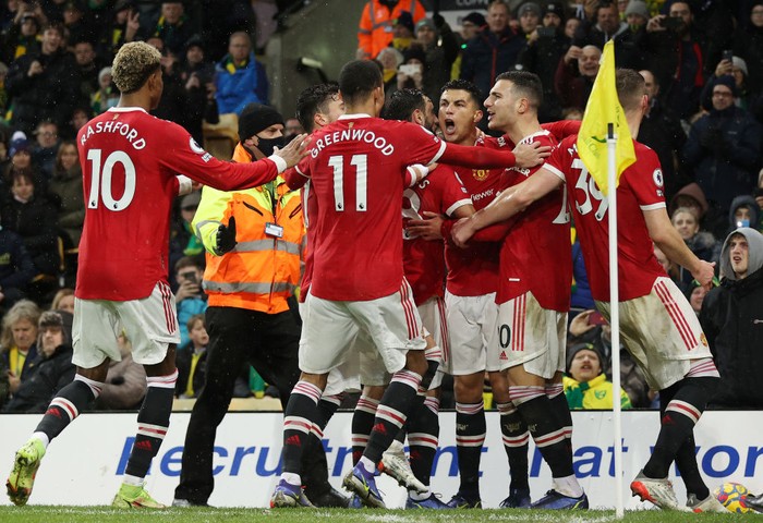 NORWICH, ENGLAND - DECEMBER 11: Cristiano Ronaldo of Manchester United celebrates with team mates after scoring their side's first goal during the Premier League match between Norwich City and Manchester United at Carrow Road on December 11, 2021 in Norwich, England. (Photo by Alex Pantling/Getty Images)