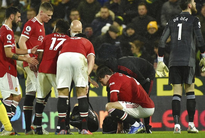 Norwich vs MU, Victor Lindelof Victor Lindelof, centre right, receives treatment before having to leave the field during the English Premier League soccer match between Norwich City and Manchester United at Carrow road in Norwich, England, Saturday, Dec.11, 2021. (AP Photo/Rui Vieira)