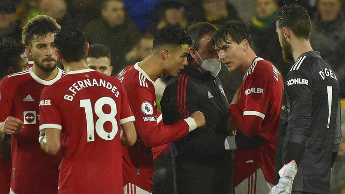 Manchester Uniteds Cristiano Ronaldo, centre talks to Victor Lindelof, 2nd from right as receives treatment before having to leave the field during the English Premier League soccer match between Norwich City and Manchester United at Carrow road in Norwich, England, Saturday, Dec.11, 2021. (AP Photo/Rui Vieira)