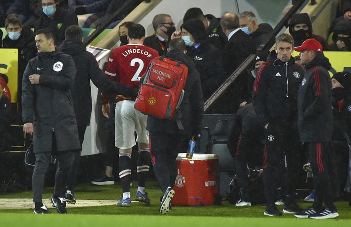Norwich vs MU, Victor Lindelof Victor Lindelof, centre, leaves the field after receiveing treatment during the English Premier League soccer match between Norwich City and Manchester United at Carrow road in Norwich, England, Saturday, Dec.11, 2021. (AP Photo/Rui Vieira)