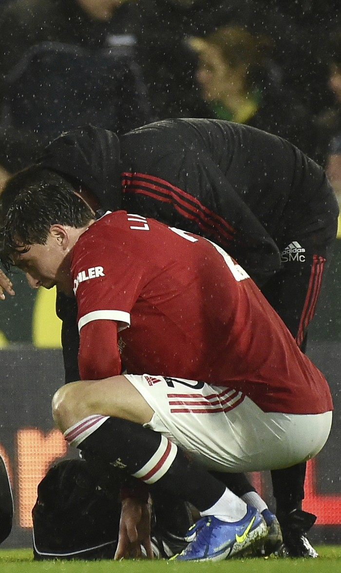 Norwich vs MU, Victor Lindelof Victor Lindelof, centre right, receives treatment before having to leave the field during the English Premier League soccer match between Norwich City and Manchester United at Carrow road in Norwich, England, Saturday, Dec.11, 2021. (AP Photo/Rui Vieira)