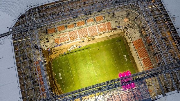 Suasana pencahayaan Jakarta International Stadium (JIS)  di Tanjung Priok, Jakarta, Sabtu (11/12/2021). JIS dirancang dengan tata cahaya sesuai standar FIFA, sehingga selain untuk pertandingan sepak bola juga siap untuk berbagai acara hiburan seperti konser musik, dan pembangunannya sudah mendekati 90 persen yakni 87,85 persen. ANTARA FOTO/Muhammad Adimaja/aww.