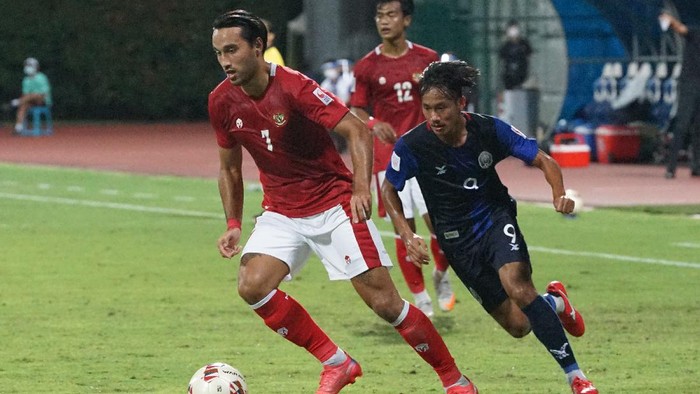 Pesepak bola Timnas Indonesia Ezra Walian (kiri) berebut bola dengan pesepak bola Kamboja Sieng Chantea (kanan) dalam pertandingan grup B Piala AFF 2020 di Stadion Bishan, Singapura, Kamis (9/12/21). Indonesia menang dengan skor 4-2. ANTARA FOTO/Humas PSSI/app/rwa.
