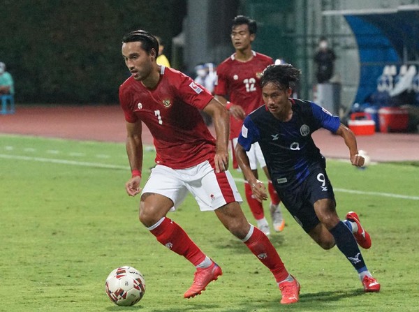 Pesepak bola Timnas Indonesia Ezra Walian (kiri) berebut bola dengan pesepak bola Kamboja Sieng Chantea (kanan) dalam pertandingan grup B Piala AFF 2020 di Stadion Bishan, Singapura, Kamis (9/12/21). Indonesia menang dengan skor 4-2. ANTARA FOTO/Humas PSSI/app/rwa.