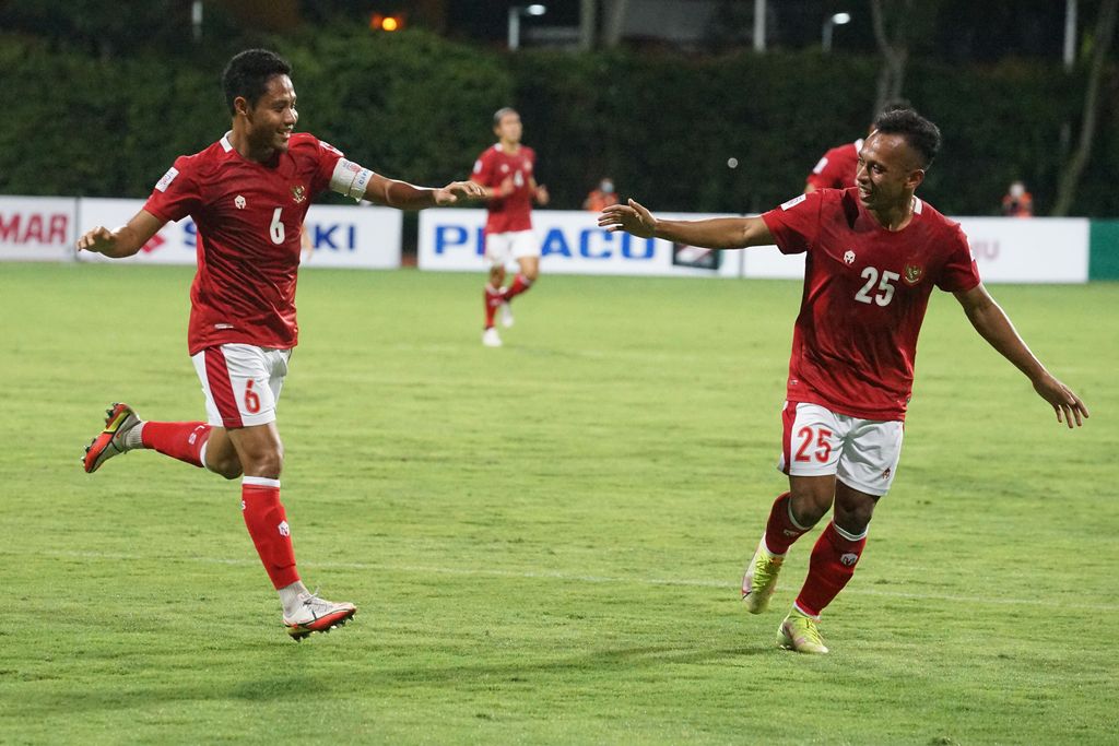 Pesepak bola Timnas Indonesia Evan Dimas (kiri) dan Irfan Jaya (kanan) berselebrasi usai menjebol gawang Kamboja dalam pertandingan grup B Piala AFF 2020 di Stadion Bishan, Singapura, Kamis (9/12/21). Timnas Indonesia menang dengan skor 4-2. ANTARA FOTO/Humas PSSI/app/rwa.