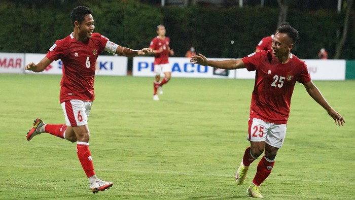 Pesepak bola Timnas Indonesia Evan Dimas (kiri) dan Irfan Jaya (kanan) berselebrasi usai menjebol gawang Kamboja dalam pertandingan grup B Piala AFF 2020 di Stadion Bishan, Singapura, Kamis (9/12/21). Timnas Indonesia menang dengan skor 4-2. ANTARA FOTO/Humas PSSI/app/rwa.
