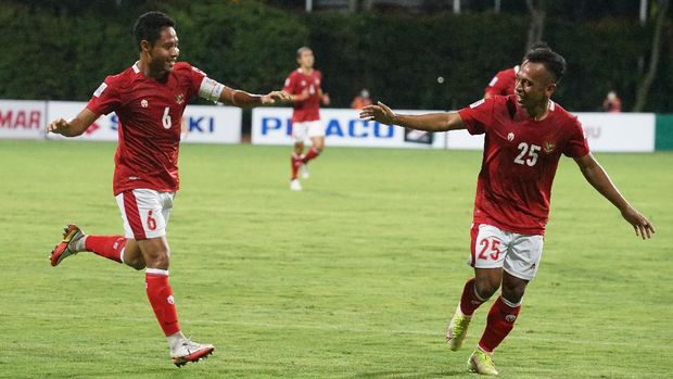 PIALA AFF : INDONESIA KALAHKAN KAMBOJA, Timnas Indonesia Pesepak bola Timnas Indonesia Evan Dimas (kiri) dan Irfan Jaya (kanan) berselebrasi usai menjebol gawang Kamboja dalam pertandingan grup B Piala AFF 2020 di Stadion Bishan, Singapura, Kamis (9/12/21). Timnas Indonesia menang dengan skor 4-2. ANTARA FOTO/Humas PSSI/app/rwa.