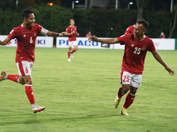 Pesepak bola Timnas Indonesia Evan Dimas (kiri) dan Irfan Jaya (kanan) berselebrasi usai menjebol gawang Kamboja dalam pertandingan grup B Piala AFF 2020 di Stadion Bishan, Singapura, Kamis (9/12/21). Timnas Indonesia menang dengan skor 4-2. ANTARA FOTO/Humas PSSI/app/rwa.