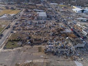 Tornado Dahsyat Mematikan di Kentucky AS Berujung Deklarasi Status Darurat Tornado Dahsyat Mematikan di Kentucky AS Berujung Deklarasi Status Darurat