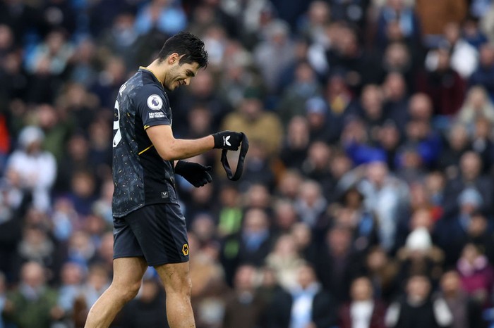 MANCHESTER, ENGLAND - DECEMBER 11: Referee, Jonathan Moss shows a red card to Raul Jimenez of Wolverhampton Wanderers during the Premier League match between Manchester City and Wolverhampton Wanderers at Etihad Stadium on December 11, 2021 in Manchester, England. (Photo by Gareth Copley/Getty Images)