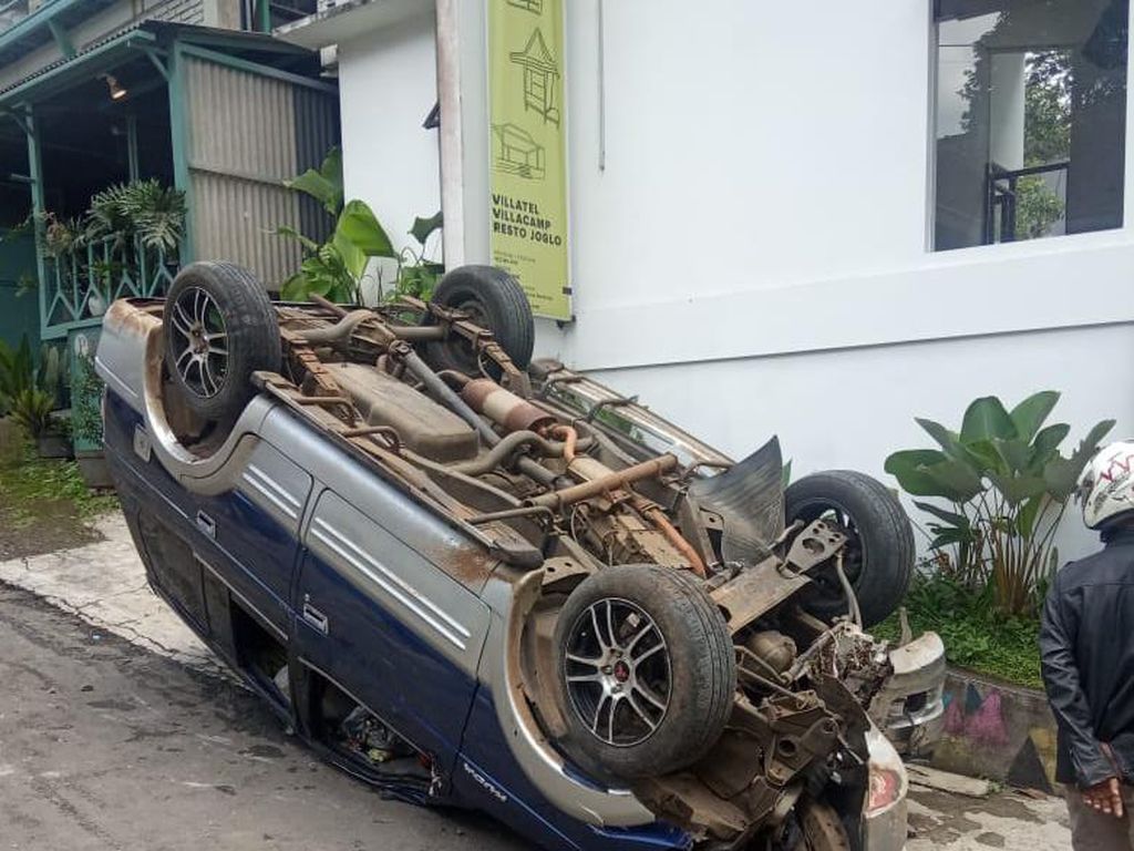 Minibus Terbalik di Lembang, 10 Orang Penumpang Luka-luka