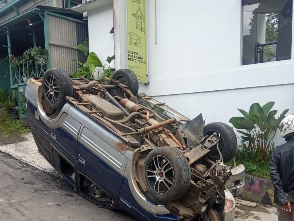 Minibus Terbalik di Lembang, 10 Orang Penumpang Luka-luka Minibus Terbalik di Lembang, 10 Orang Penumpang Luka-luka
