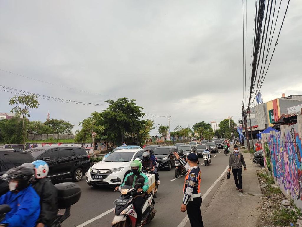 Mobil Pelat Ganjil Diputar Balik di Jalan Juanda arah Margonda Depok