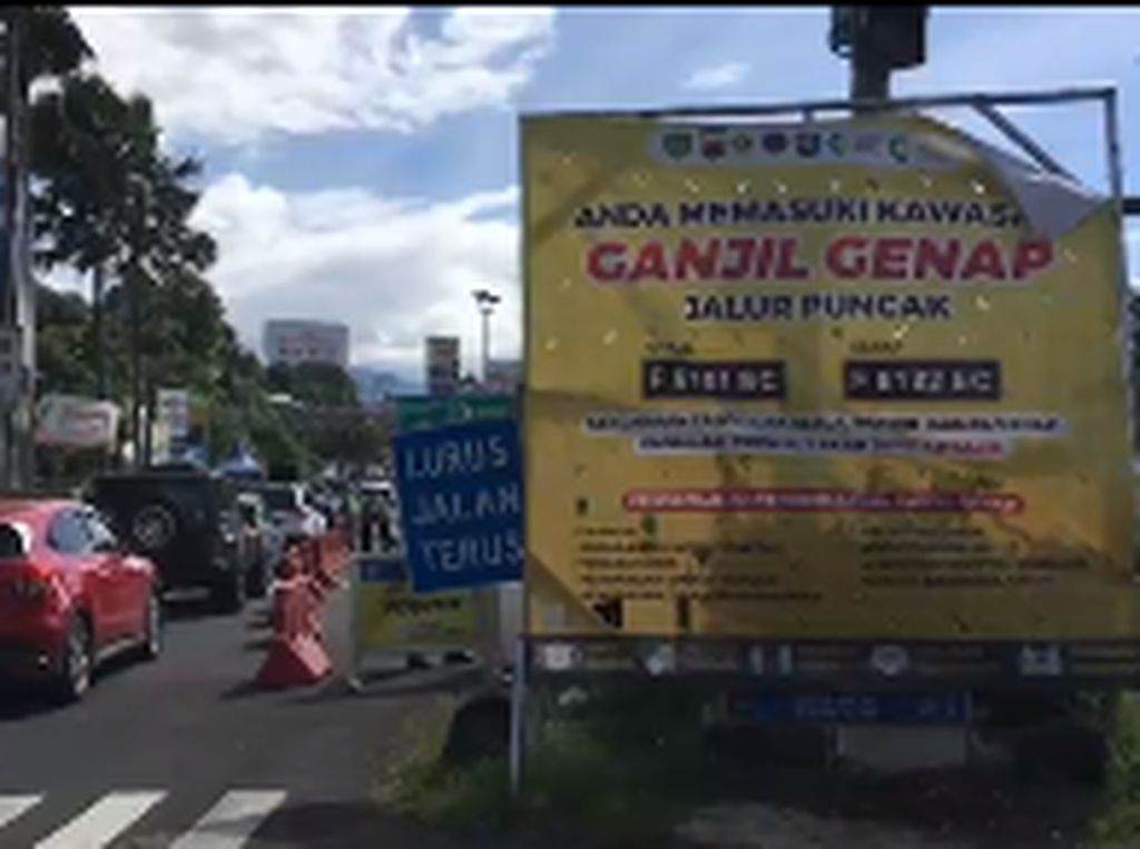 Simpang Gadog Ramai Lancar Meski Ada Pemeriksaan Ganjil Genap