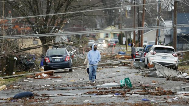Bowling Green, Kentucky, residents look at  the damage following a tornado that struck the area on December 11, 2021. - Tornadoes ripped through five US states overnight, leaving more than 70 people dead Saturday in Kentucky and causing multiple fatalities at an Amazon warehouse in Illinois that suffered 