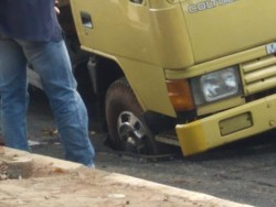 Selain Mobil Isyana, Truk Proyek Juga Sempat Terperosok Sumur Resapan