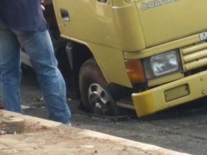 Bagaimana Bisa Truk Terperosok Sumur Resapan Bikinan Sendiri? Bagaimana Bisa Truk Terperosok Sumur Resapan Bikinan Sendiri?